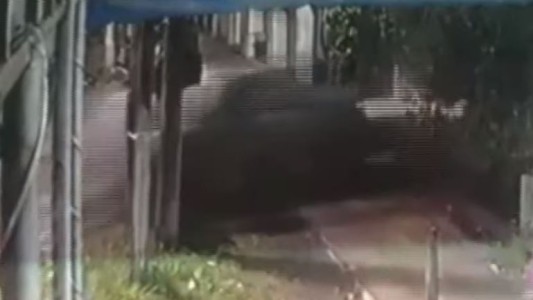 Dramática persecución policial: los ladrones terminaron con el auto dentro de una casa