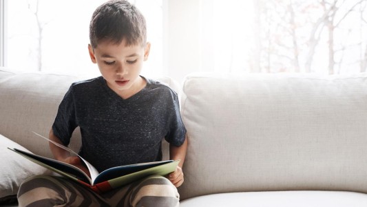 Niños que leen en voz alta desde el primer día aprenden "dos veces más" lectura, según estudio