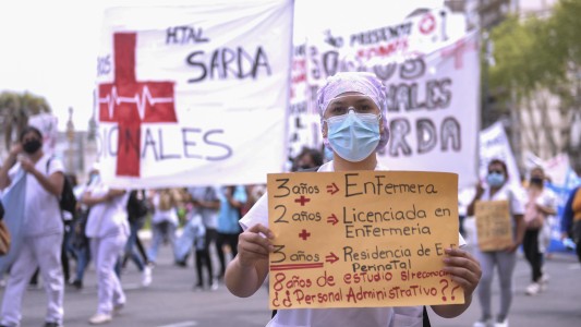 Enfermeras y enfermeros porteños marcharon para pedir el pase a la carrera de profesionales