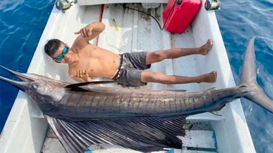 Selfie: pesca un enorme pez vela que lo supera en tamaño