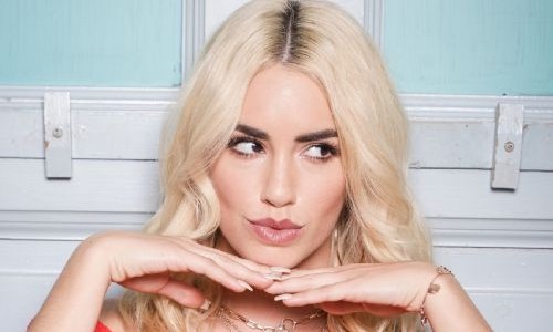 Video: el apasionado beso de Lali Espósito con una mujer que estalló en Instagram