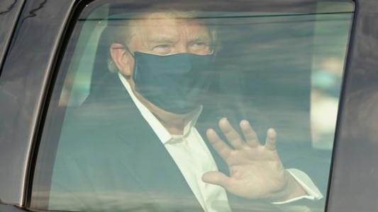 Trump salió a saludar a sus seguidores y volvió al hospital