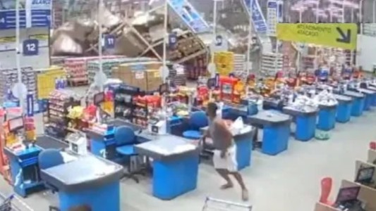 El video del momento en que caen estanterías en un supermercado: un muerto