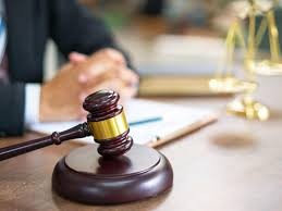 Tiene 41 años y demandó a sus padres para que lo mantengan de por vida porque "son muy ricos"