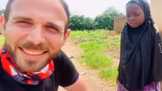 Video pura emoción: la reacción de una nena de Nigeria al recibir por primera vez una muñeca