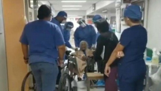 Despedida con aplausos: Una mujer de 103 años logró vencer al coronavirus en México