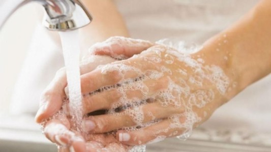 El coronavirus permanece activo en la piel durante 9 horas