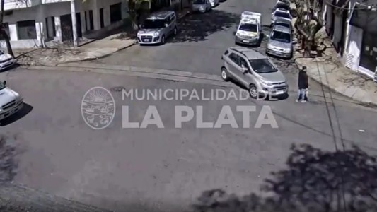 Video: un auto dobló y atropelló a un hombre que estaba en la esquina
