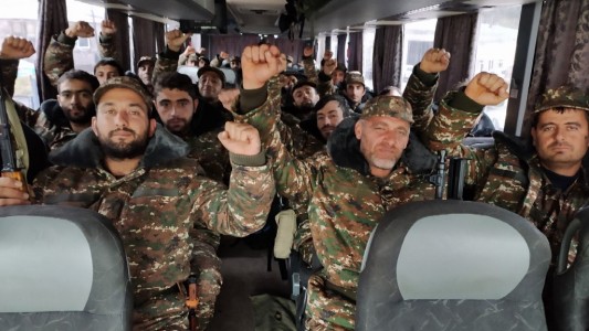 A la guerra en colectivo: así viajan los soldados de Armenia a combatir contra Azerbaiyán