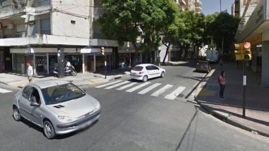 Una pareja dejó a sus cuatro hijos encerrados en el auto bajo el sol mientras hacían compras