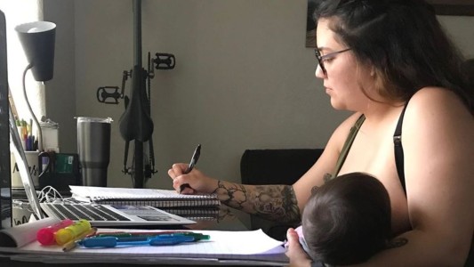 Un profesor le prohibió a una alumna darle el pecho a su bebé durante una clase virtual