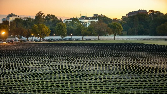 Con 20 mil sillas vacías homenajearon a los 200 mil muertos de covid-19 en EE.UU.