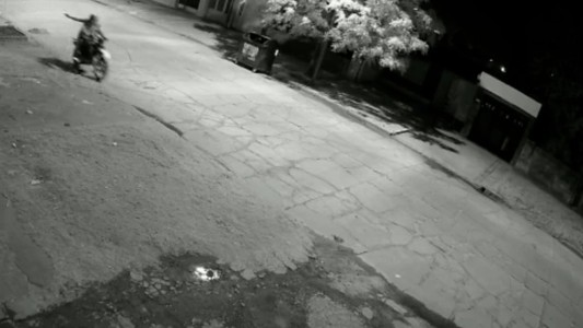 Terror en Rosario: dispararon ocho tiros contra una casa con una familia adentro