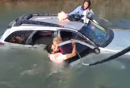 Video: rescataron a una familia que cayó a un canal de riego en Cipolletti