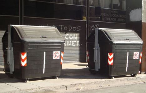 Un cartonero encontró el cadáver de una mujer en un volquete