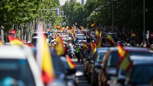Multitudinaria marcha anticoronavirus en Madrid contra las medidas del gobierno