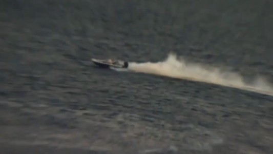 Una lancha descontrolada se estrella contra un muelle