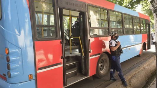 Murió atropellado por un colectivo: según el chofer, quiso robarle