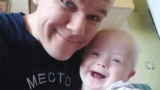 El padre soltero que cría a su hijo con síndrome de Down