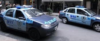 un auto se subió a la vereda y atropelló a una nena de 7 años que iba de la mano de su madre