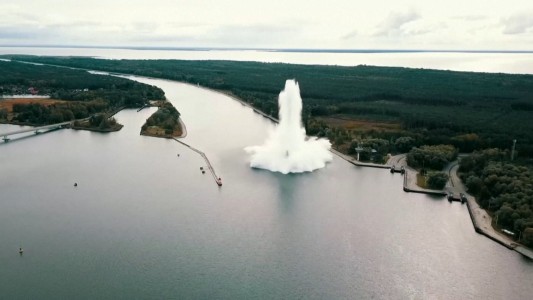 Impresionante explosión de una bomba de la Segunda Guerra Mundial