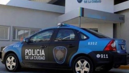 Un "dealer" buscado por la Justicia fue detenido con cocaína en el barbijo