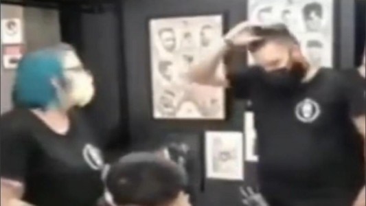 Video: fue a raparse la cabeza para una operación de cáncer y los peluqueros lo hicieron llorar de emoción