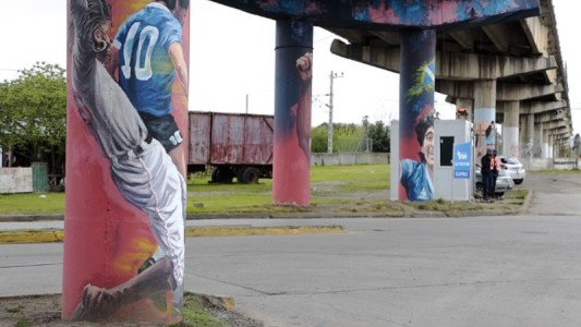 Pintaron el gol de Maradona a los ingleses, cuadro por cuadro, en un puente bonaerense