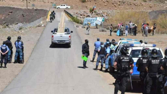 Detienen a ecologistas que se oponen a la construcción de una represa en Neuquén