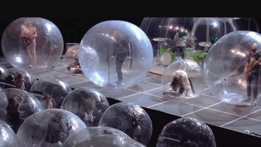 Pogo en una burbujas individuales: así dieron su recital en plena pandemia