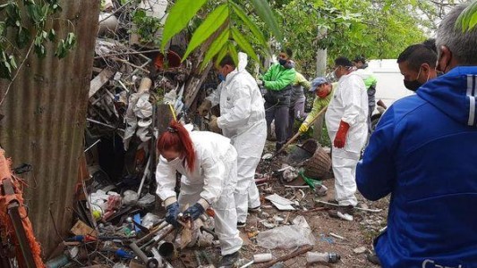 Sacan siete camiones de basura de la vivienda de un acumulador de La Plata