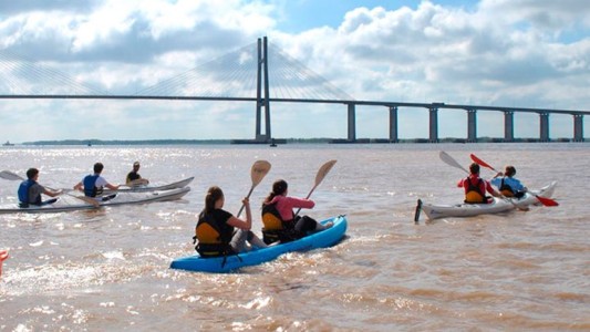 Kayakistas autoconvocados combaten el fuego en el Delta del Río Paraná