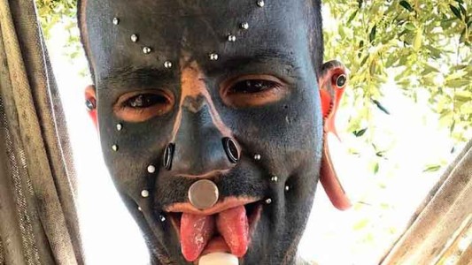 El joven que tiene el 70% del cuerpo tatuado de negro: "Soy un mutante"