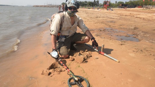 Buscadores de metales desentierran monedas de plata y objetos de época colonial en Rosario