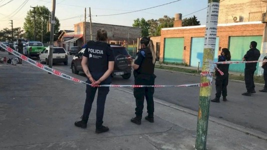 Motín en una comisaría de Florencio Varela: más de 45 presos mantienen de rehén a un policía