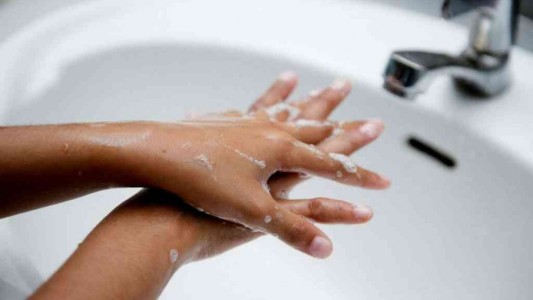 El coronavirus sobrevive en la piel cinco veces más que el virus de la gripe, según un estudio