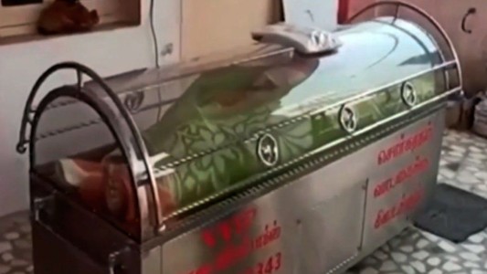 Video: lo creyeron muerto, pusieron el cuerpo en un cajón refrigerado y "revivió" a las 20 horas