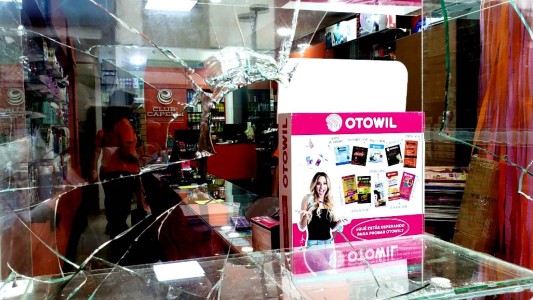 Tucumán: destrozan las vidrieras de locales comerciales a metros de la comisaría