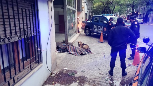Murió un joven en situación de calle y su perro estuvo horas sin moverse de su lado