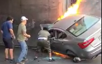 Desesperante intento de rescate de un padre y un hijo de un auto que se incendiaba