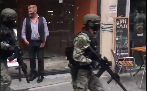 Video: Gendarmes allanan una oficina en Microcentro