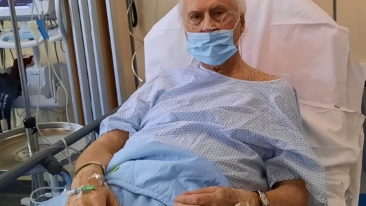 Pino Solanas sigue en terapia intensiva con coronavirus: "Su estado es delicado"