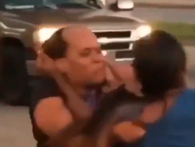 Video: una brutal pelea de tránsito entre dos mujeres que termina con una peluca arrancada
