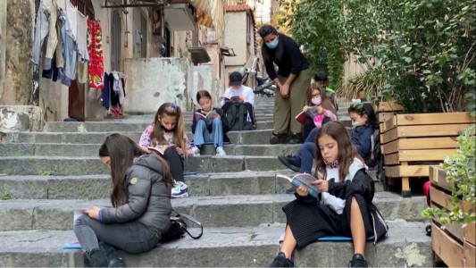 Maestros de Nápoles dan clases en calles y balcones