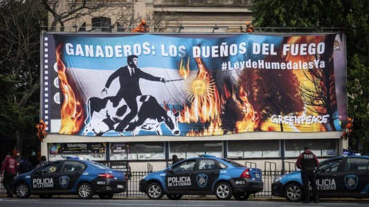 "Ganaderos: los dueños del fuego", el cartel que colgó Greenpeace en La Rural