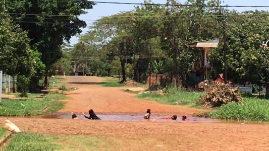 Para mitigar el calor en Puerto Iguazú, niños se refrescaron en una naciente