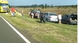 Volcó un camión con yerba y muchos llenaron los baúles de sus autos
