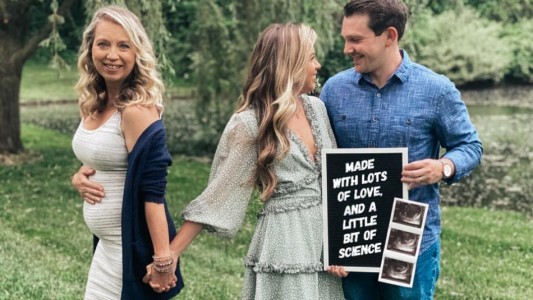 La historia de la mujer que dará a luz a su nieto