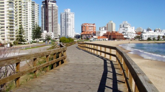 Uruguay anunció que cerrará sus fronteras durante el verano