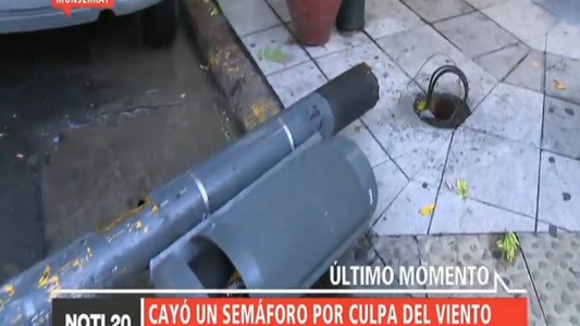 Cayó un semáforo por culpa del viento